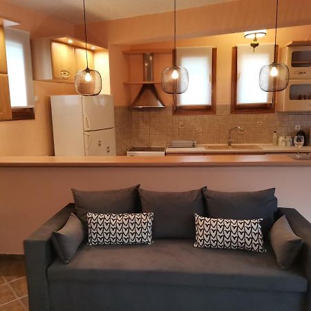 Christie'S Ground Floor Apartment By The Sea カト・ガッゼア エクステリア 写真