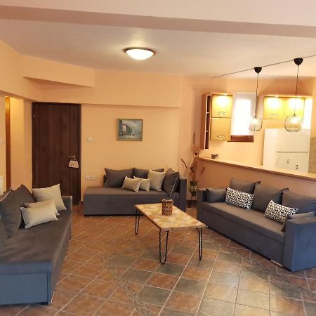 Christie'S Ground Floor Apartment By The Sea カト・ガッゼア エクステリア 写真
