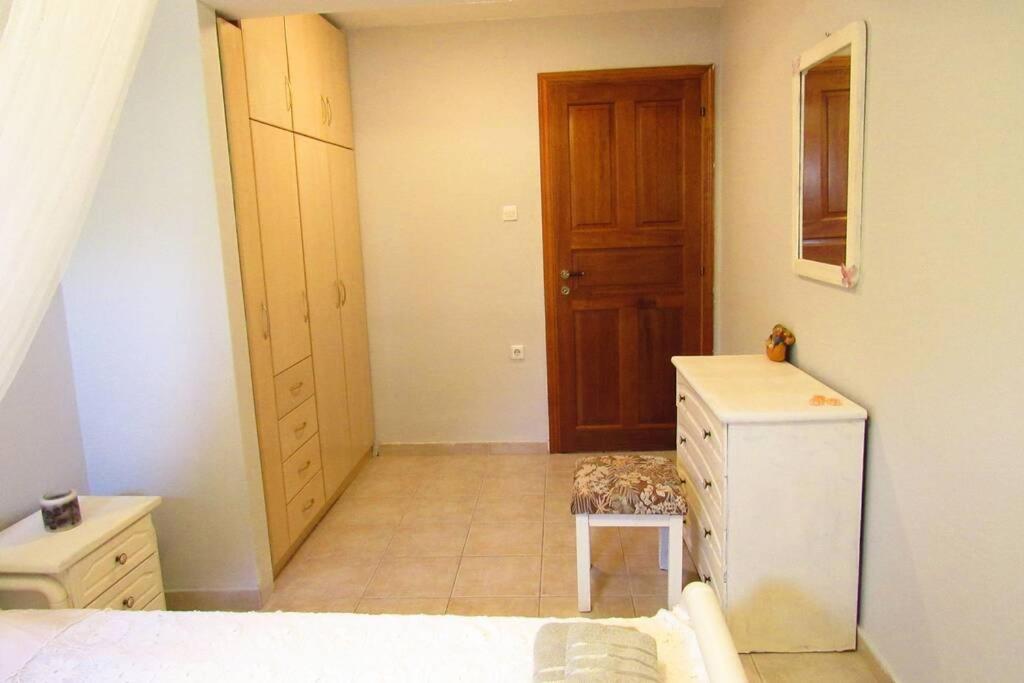 Christie'S Ground Floor Apartment By The Sea カト・ガッゼア エクステリア 写真