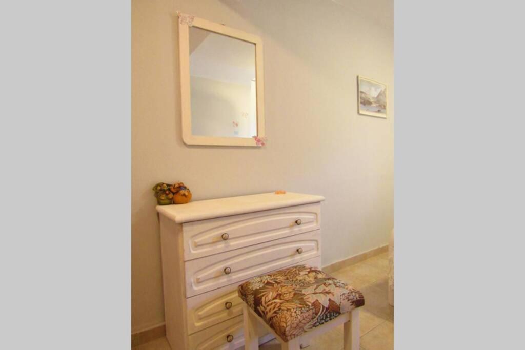 Christie'S Ground Floor Apartment By The Sea カト・ガッゼア エクステリア 写真