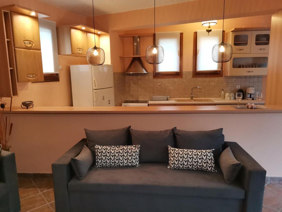 Christie'S Ground Floor Apartment By The Sea カト・ガッゼア エクステリア 写真